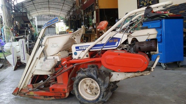 รถเกี่ยวข้าวเดินตามแบบมัดข้าวในตัว KUBOTA รุ่น ZF32 (1)  เก่าญี่ปุ่น สภาพสวย เครื่องพร้อมใช้งาน ไม่เคยใช้งานในไทย