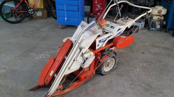 รถเกี่ยวข้าวเดินตามแบบมัดข้าวในตัว KUBOTA รุ่น ZF32 (1)  เก่าญี่ปุ่น สภาพสวย เครื่องพร้อมใช้งาน ไม่เคยใช้งานในไทย