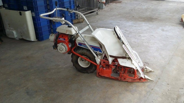 รถเกี่ยวข้าวเดินตามแบบมัดข้าวในตัว KUBOTA  รุ่น RฺB 25M  เก่าญี่ปุ่น สภาพสวย เครื่องพร้อมใช้งาน ไม่เคยใช้งานในไทย