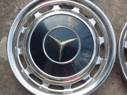 ขายฝาตบล้อเบนซ์คลาสสิคพร้อมกิ๊ป 4ชิ้น สำหรับรุ่น W114 W115 W116 W108 หางปลา ตาตั้ง W123