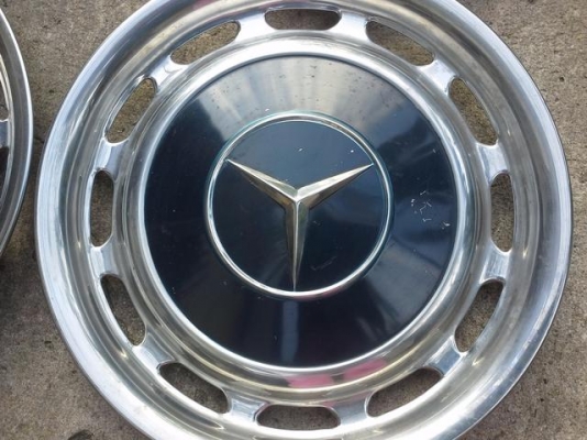 ขายฝาตบล้อเบนซ์คลาสสิคพร้อมกิ๊ป 4ชิ้น สำหรับรุ่น W114 W115 W116 W108 หางปลา ตาตั้ง W123