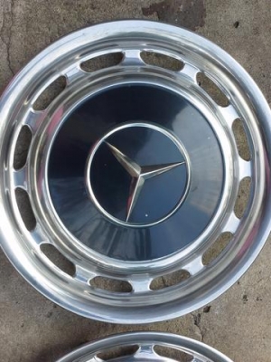 ขายฝาตบล้อเบนซ์คลาสสิคพร้อมกิ๊ป 4ชิ้น สำหรับรุ่น W114 W115 W116 W108 หางปลา ตาตั้ง W123