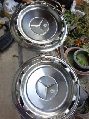 ขายฝาตบล้อเบนซ์คลาสสิคพร้อมกิ๊ป 4ชิ้น สำหรับรุ่น W114 W115 W116 W108 หางปลา ตาตั้ง W123