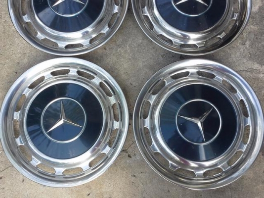 ขายฝาตบล้อเบนซ์คลาสสิคพร้อมกิ๊ป 4ชิ้น สำหรับรุ่น W114 W115 W116 W108 หางปลา ตาตั้ง W123