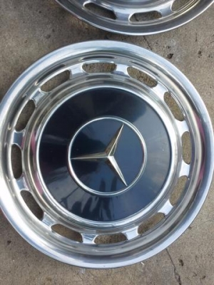 ขายฝาตบล้อเบนซ์คลาสสิคพร้อมกิ๊ป 4ชิ้น สำหรับรุ่น W114 W115 W116 W108 หางปลา ตาตั้ง W123