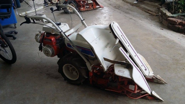 รถเกี่ยวข้าวเดินตามแบบมัดข้าวในตัว KUBOTA  รุ่น RB30(2) เก่าญี่ปุ่น สภาพสวย เครื่องพร้อมใช้งาน ไม่เคยใช้งานในไทย