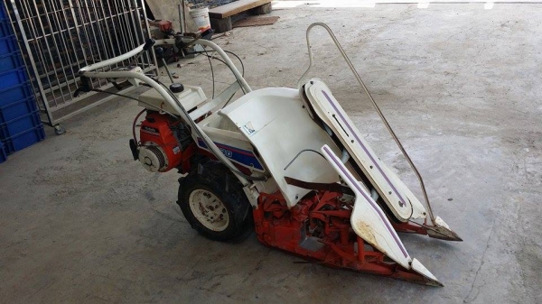 รถเกี่ยวข้าวเดินตามแบบมัดข้าวในตัว KUBOTA  รุ่น RB30(1) เก่าญี่ปุ่น สภาพสวย เครื่องพร้อมใช้งาน ไม่เคยใช้งานในไทย