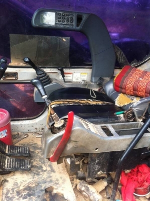 **685,000 บ.ต่อรอง///แบคโฮ MARK V (5) SK 200 เล่มทะเบียน **ขาย KOBELCO MARK 5 SK200 แบคโฮ พร้อมใช้ ราคาเบา HYD.EXCAVATOR KOBELCO MARK V(5) SK200 เครื่องเดิม ปั้มเดิม ไฟฟ้าครบ เครื่องดี แน่น ปั้มดี แรง ทำงานดี เร็วดี ครับ บูมอาร์มดี มีปะตามรูป บุ้งกี๋ดี หน