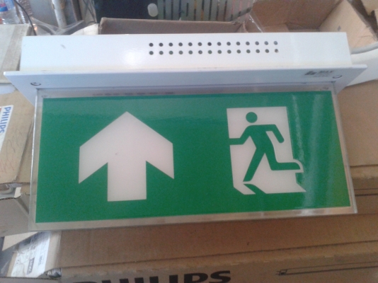 ขาย ป้ายหนีไฟ ของใหม่ไม่เคยใช้งาน เสียบปลั๊กใช้งานได้เลย มี10ตัว ขายตัวละ850 บาท เหมาหมดลดได้