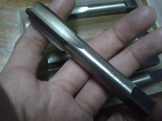 ดอกต๊าปไซส์ใหญ่ 5/8-18 ขายดอกละ 250 บาท เหมากล่องละ1000