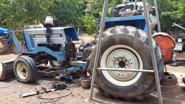 ขายรถไถNEWHOLLAND 80-66S เอกสารอินวอยซ์ ประกอบให้ใช้งานปกติหรือขายตามสภาพ เครื่องดี ยางดี อุปกรณ์ใบดันหน้า เฟืองท้ายดีเกียร์เดิม