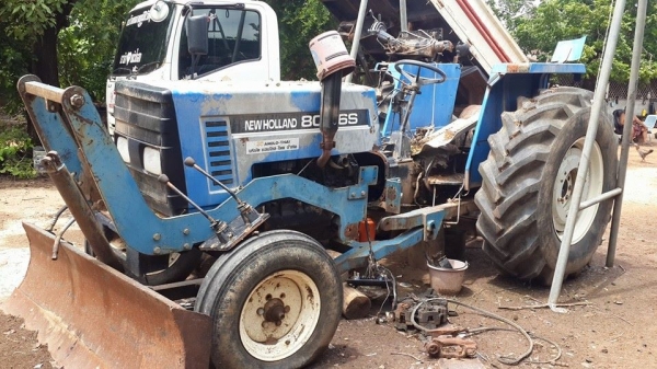 ขายรถไถNEWHOLLAND 80-66S เอกสารอินวอยซ์ ประกอบให้ใช้งานปกติหรือขายตามสภาพ เครื่องดี ยางดี อุปกรณ์ใบดันหน้า เฟืองท้ายดีเกียร์เดิม