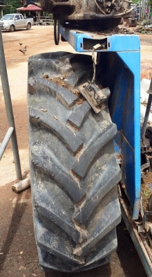 ขายรถไถNEWHOLLAND 80-66S เอกสารอินวอยซ์ ประกอบให้ใช้งานปกติหรือขายตามสภาพ เครื่องดี ยางดี อุปกรณ์ใบดันหน้า เฟืองท้ายดีเกียร์เดิม