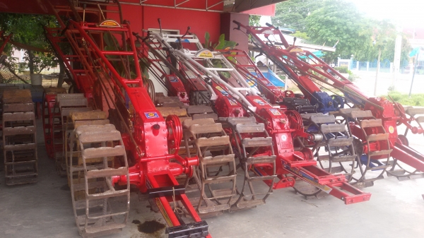 ขายอุปกรณ์การเกษตรมือสองจำนวนมากในราคาที่ท่านเป็นจ้าวของได้ บ้านวังบัว อ คลองขลุง จ กำแพงเพชร สนใจโทร 0813655997 อำพร พาเจริญ ราคาคุยกันได้อีกนะครัย