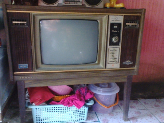 ทีวีรุ่นเก่า  ชาร์บ พร้อมขาตั้งสภาพสวยๆครับไฟเข้าครับแต่มีจุดครับ ขนาด 21  นิ้วครับงานเก่าเดิมๆครับ  ราคานี้น่าเก็บครับ