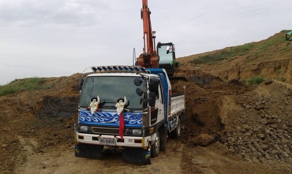 รถดั้ม  6ล้อ