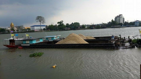 ขายเรือบรรทุกทราย 3 ลำๆที่ 1.ขนาดกว้าง 9 เมตร ยาว 30 เมตร สูง 8 ฟุตครึ่ง บรรจุ 520 คิว ราคา 2000000