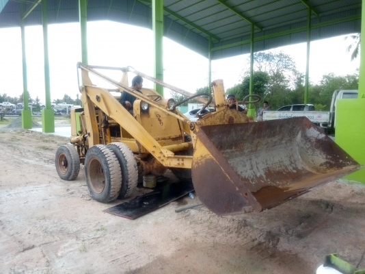 ขายรถตักล้อยาง สภาพพ้อมใช้ 081-3535-948