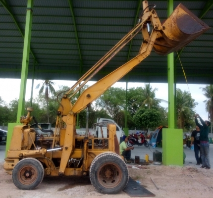 ขายรถตักล้อยาง สภาพพ้อมใช้ 081-3535-948