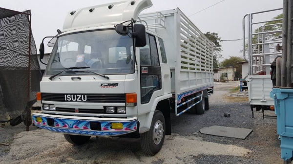 6ล้อร๊อกกี้ 175 ยาว 6.50 ยาง 8.25 กระบะต่อใหม่ ภายในครบๆ พร้อมใช้งานแล้วครับ