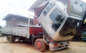 HINO FD 195 HP HO7D รถบรรทุกหกล้อใหญ่ กระบะเหล็กคาร์โก้ความยาว 6 เมตรพื้นเหล็กสภาพดีสวยพร้อมบรรทุกหนักพร้อมใช้งานได้เลยครับ เครื่องยนต์แน่นดีแรงดีเดิมๆ เกียร์เดิม ภายในเก๋งคอนโซลสวยครบพร้อม แอร์เย็น พวงมาลัยเพาเวอร์ ระบบเบรคทริ๊ปฟี้ครบครัน ช่วงล่างใหญ่แน่