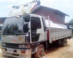 HINO FD 195 HP HO7D รถบรรทุกหกล้อใหญ่ กระบะเหล็กคาร์โก้ความยาว 6 เมตรพื้นเหล็กสภาพดีสวยพร้อมบรรทุกหนักพร้อมใช้งานได้เลยครับ เครื่องยนต์แน่นดีแรงดีเดิมๆ เกียร์เดิม ภายในเก๋งคอนโซลสวยครบพร้อม แอร์เย็น พวงมาลัยเพาเวอร์ ระบบเบรคทริ๊ปฟี้ครบครัน ช่วงล่างใหญ่แน่