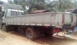 HINO FD 195 HP HO7D รถบรรทุกหกล้อใหญ่ กระบะเหล็กคาร์โก้ความยาว 6 เมตรพื้นเหล็กสภาพดีสวยพร้อมบรรทุกหนักพร้อมใช้งานได้เลยครับ เครื่องยนต์แน่นดีแรงดีเดิมๆ เกียร์เดิม ภายในเก๋งคอนโซลสวยครบพร้อม แอร์เย็น พวงมาลัยเพาเวอร์ ระบบเบรคทริ๊ปฟี้ครบครัน ช่วงล่างใหญ่แน่