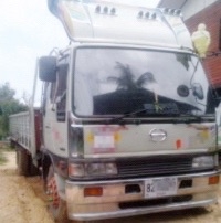 HINO FD 195 HP HO7D รถบรรทุกหกล้อใหญ่ กระบะเหล็กคาร์โก้ความยาว 6 เมตรพื้นเหล็กสภาพดีสวยพร้อมบรรทุกหนักพร้อมใช้งานได้เลยครับ เครื่องยนต์แน่นดีแรงดีเดิมๆ เกียร์เดิม ภายในเก๋งคอนโซลสวยครบพร้อม แอร์เย็น พวงมาลัยเพาเวอร์ ระบบเบรคทริ๊ปฟี้ครบครัน ช่วงล่างใหญ่แน่