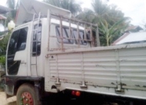 HINO FD 195 HP HO7D รถบรรทุกหกล้อใหญ่ กระบะเหล็กคาร์โก้ความยาว 6 เมตรพื้นเหล็กสภาพดีสวยพร้อมบรรทุกหนักพร้อมใช้งานได้เลยครับ เครื่องยนต์แน่นดีแรงดีเดิมๆ เกียร์เดิม ภายในเก๋งคอนโซลสวยครบพร้อม แอร์เย็น พวงมาลัยเพาเวอร์ ระบบเบรคทริ๊ปฟี้ครบครัน ช่วงล่างใหญ่แน่