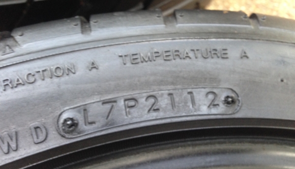 ยาง Nitto nt555 265 35 18 กลางปี12 ดอกเยอะ ใช้ยาว