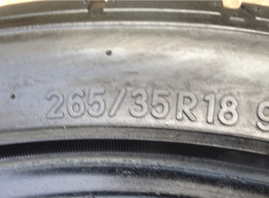 ยาง Nitto nt555 265 35 18 กลางปี12 ดอกเยอะ ใช้ยาว