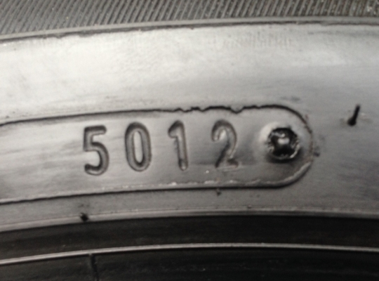 ยาง Dunlop 215 55 17 สิ้นปี12 ดอกเต็ม