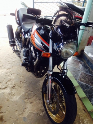 CB400 Y93เครื่องโคตรดี สีสวยมาก CB400 Y93เครื่องโคตรดี สีสวยมาก