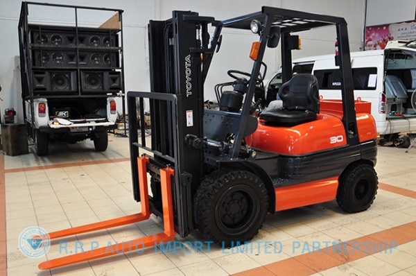 ขายรถโฟล์คลิฟท์มือสอง TOYOTA รุ่น 6FG30 ราคา 299,000 บาท นำเข้าจากประเทศญี่ปุ่น 100\% ไม่เคยใช้งานในไทย