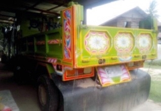 HINO FD 195 HP HO7D หกล้อดั๊มพ์ กระบะดั๊มพ์เหล็ก 5 ตันความยาว 3.60 เมตรสภาพสวยจัดพร้อมบรรทุกหนักพร้อมใช้งาน เครื่องยนต์แน่นดีแรงดีไม่มีแตกเยิ้ม ภายในเก๋งคอนโซลสวยครบพร้อม แอร์เย็น พวงมาลัยเพาเวอร์ ระบบเบรคทริ๊ปฟี้ครบครัน ช่วงล่างแน่นดีคัชซีสวยไม่มีแตกบวม