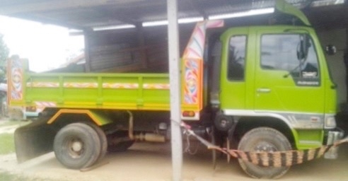 HINO FD 195 HP HO7D หกล้อดั๊มพ์ กระบะดั๊มพ์เหล็ก 5 ตันความยาว 3.60 เมตรสภาพสวยจัดพร้อมบรรทุกหนักพร้อมใช้งาน เครื่องยนต์แน่นดีแรงดีไม่มีแตกเยิ้ม ภายในเก๋งคอนโซลสวยครบพร้อม แอร์เย็น พวงมาลัยเพาเวอร์ ระบบเบรคทริ๊ปฟี้ครบครัน ช่วงล่างแน่นดีคัชซีสวยไม่มีแตกบวม