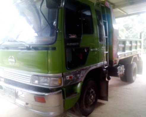 HINO FD 195 HP HO7D หกล้อดั๊มพ์ กระบะดั๊มพ์เหล็ก 5 ตันความยาว 3.60 เมตรสภาพสวยจัดพร้อมบรรทุกหนักพร้อมใช้งาน เครื่องยนต์แน่นดีแรงดีไม่มีแตกเยิ้ม ภายในเก๋งคอนโซลสวยครบพร้อม แอร์เย็น พวงมาลัยเพาเวอร์ ระบบเบรคทริ๊ปฟี้ครบครัน ช่วงล่างแน่นดีคัชซีสวยไม่มีแตกบวม