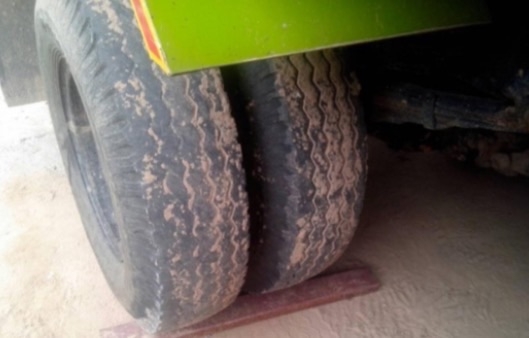 HINO FD 195 HP HO7D หกล้อดั๊มพ์ กระบะดั๊มพ์เหล็ก 5 ตันความยาว 3.60 เมตรสภาพสวยจัดพร้อมบรรทุกหนักพร้อมใช้งาน เครื่องยนต์แน่นดีแรงดีไม่มีแตกเยิ้ม ภายในเก๋งคอนโซลสวยครบพร้อม แอร์เย็น พวงมาลัยเพาเวอร์ ระบบเบรคทริ๊ปฟี้ครบครัน ช่วงล่างแน่นดีคัชซีสวยไม่มีแตกบวม