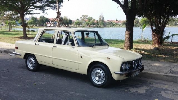 ขายรถ classic Alfa Romeo giulia nouva super 1600 แท้และเดิมๆ พร้อมใช้งาน 178,000 บาท โทร 0830380220 ครับ