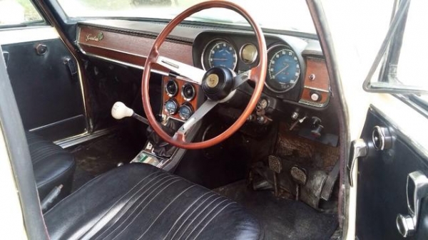 ขายรถ classic Alfa Romeo giulia nouva super 1600 แท้และเดิมๆ พร้อมใช้งาน 178,000 บาท โทร 0830380220 ครับ