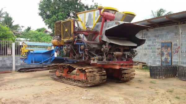 ขายรถเกี่ยวข้าวอุ้ม2.0ตันอุ้มปรับระดับราคา380000บาทด่วนเดิน10htเครื่องho7c