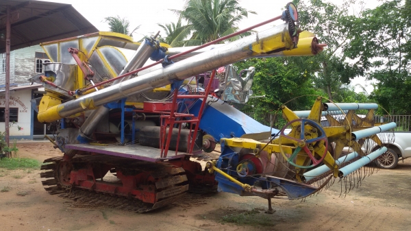 ขายรถเกี่ยวข้าวอุ้ม2.0ตันอุ้มปรับระดับราคา380000บาทด่วนเดิน10htเครื่องho7c