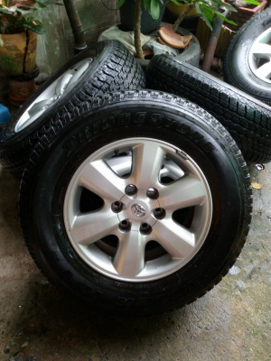 ล้อขอบ 17 พร้อมยาง 255 65 17 bridgestone ปี 13