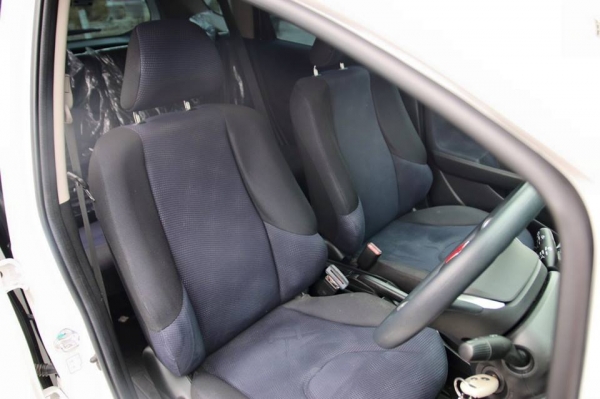 ขาย Honda Jazz สีขาวแท้ รถน้องผมใช้เองเลยครับ รถของแต่งครบ แสนกว่าบาท รถมือเดียวออกห้าง ปี2012