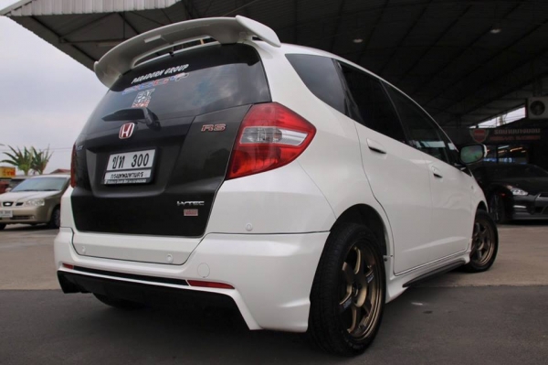 ขาย Honda Jazz สีขาวแท้ รถน้องผมใช้เองเลยครับ รถของแต่งครบ แสนกว่าบาท รถมือเดียวออกห้าง ปี2012