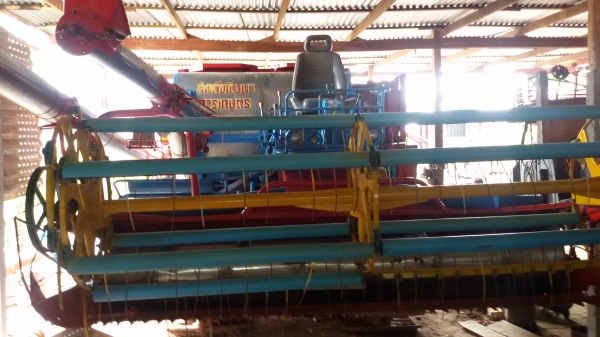 ขายรถเกี่ยวข้าวศักดิ์พัฒนาอุ้มราคา490000บาท