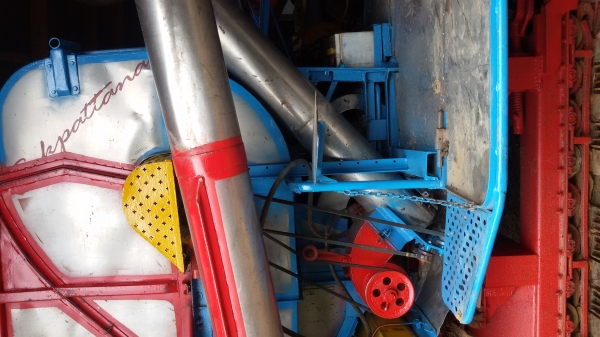 ขายรถเกี่ยวข้าวศักดิ์พัฒนาอุ้มราคา490000บาท