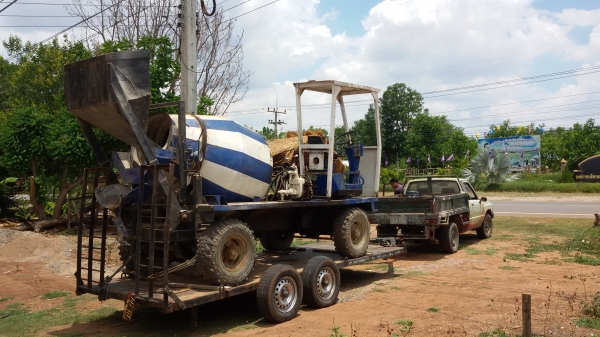 รถโม่ปูน โฟร์วีล ขับเคลื่อน 4 ล้อ มีชุดตักหิน ทราย ขึ้นเอง มีสโล