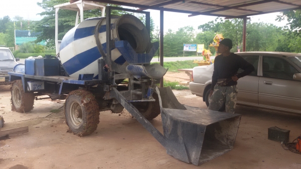 รถโม่ปูน โฟร์วีล ขับเคลื่อน 4 ล้อ มีชุดตักหิน ทราย ขึ้นเอง มีสโล