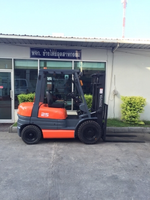 TOYOTA รุ่น 6 FD - 25 เครื่องยนต์ดีเซล เกียร์ออโต้ เสาสูง 3 เมตร